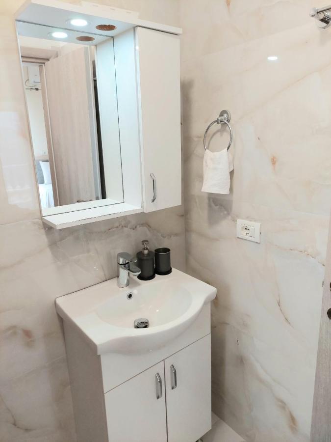 Elizabeth Apartments Himare Esterno foto
