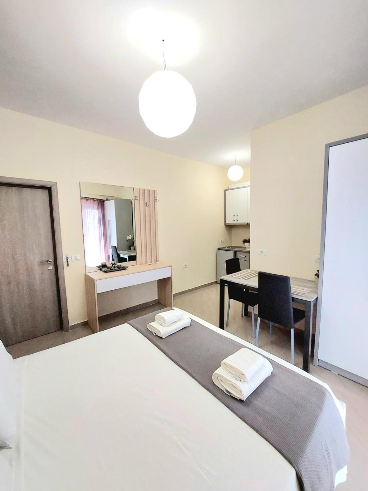 Elizabeth Apartments Himare Esterno foto