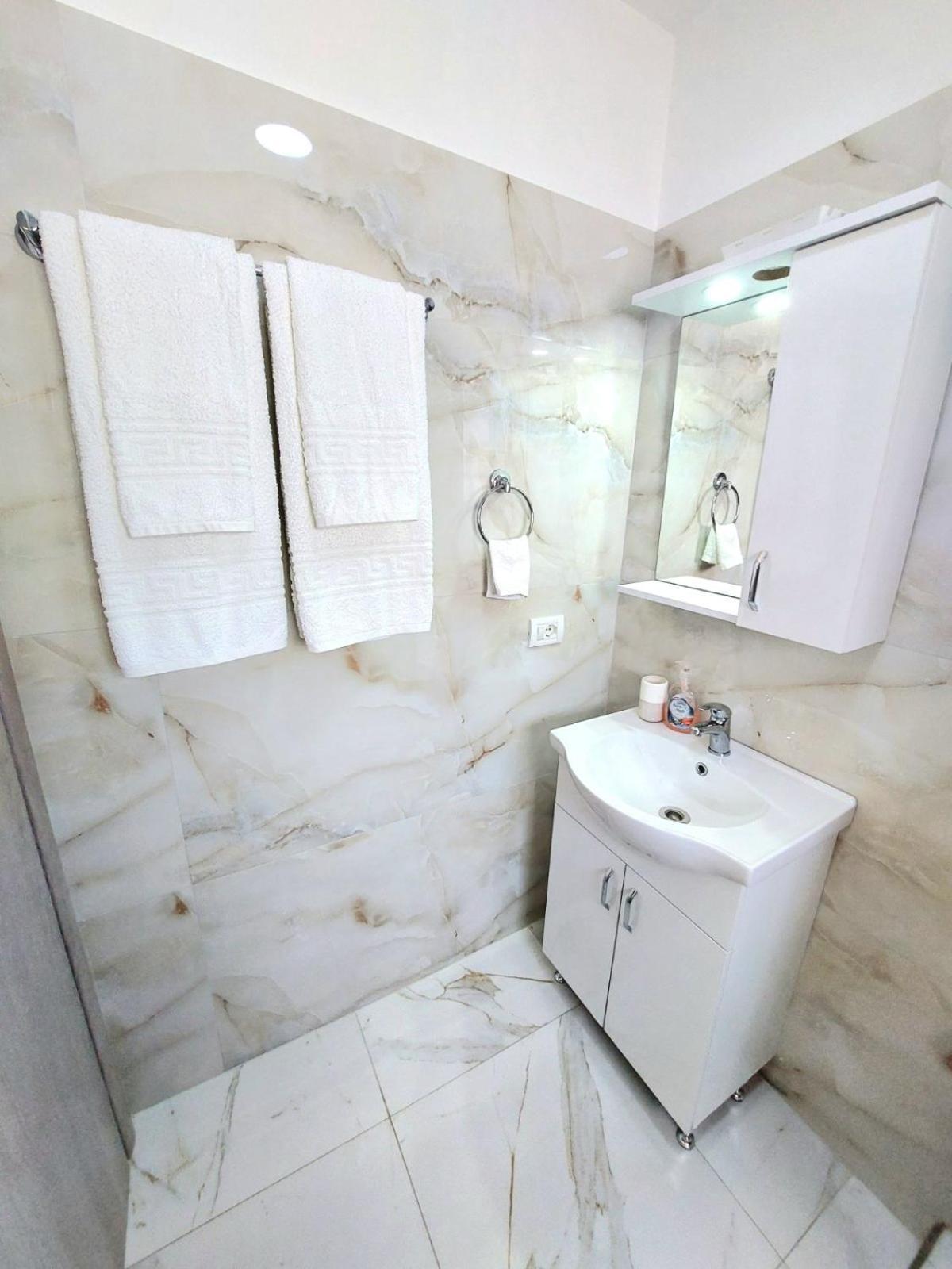 Elizabeth Apartments Himare Esterno foto