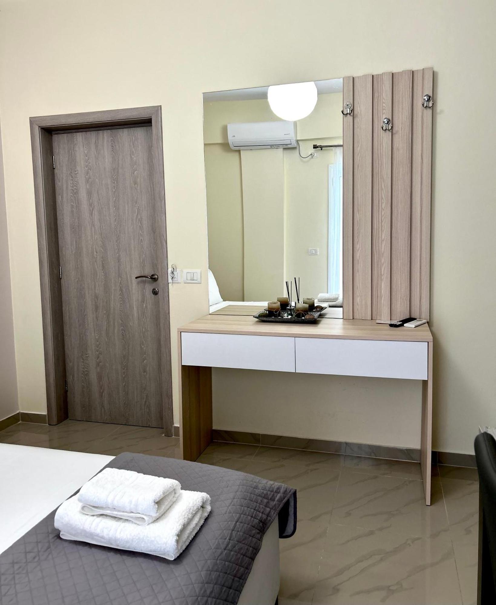 Elizabeth Apartments Himare Esterno foto