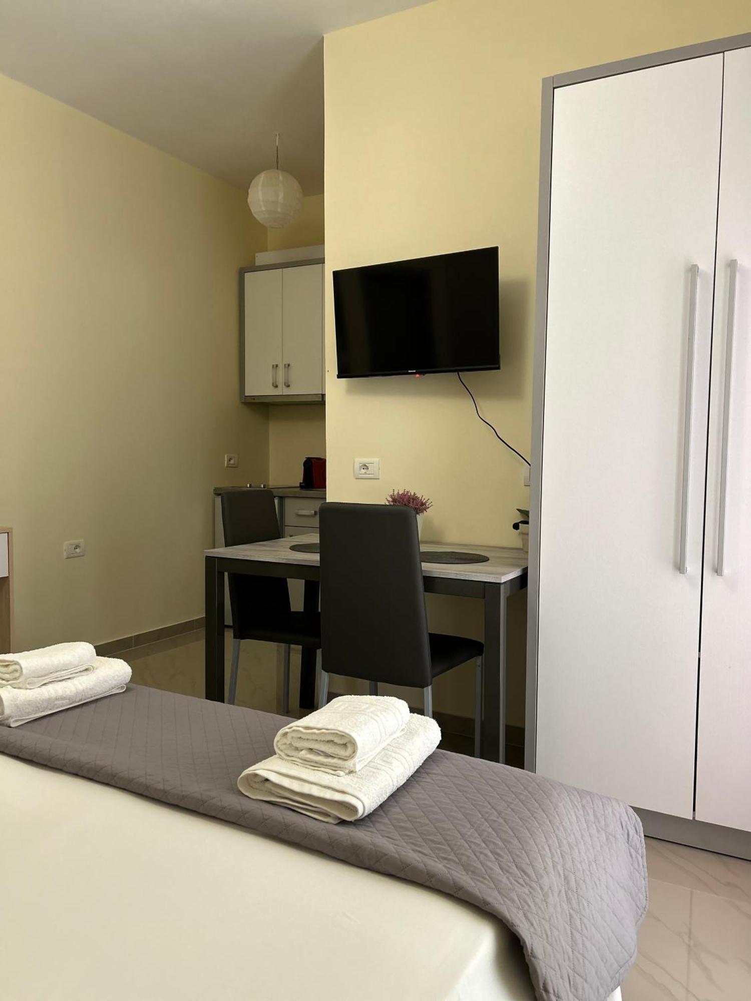 Elizabeth Apartments Himare Esterno foto