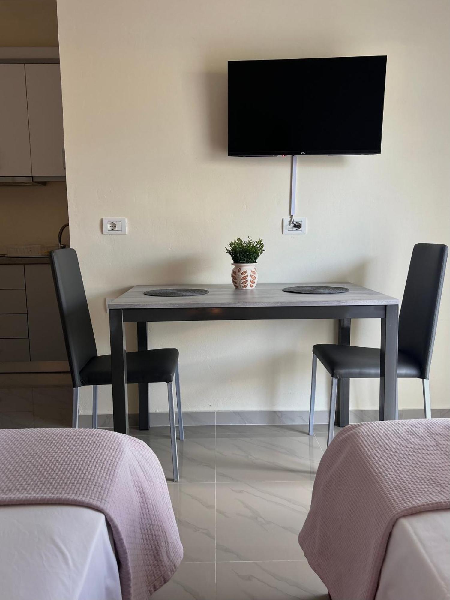 Elizabeth Apartments Himare Esterno foto